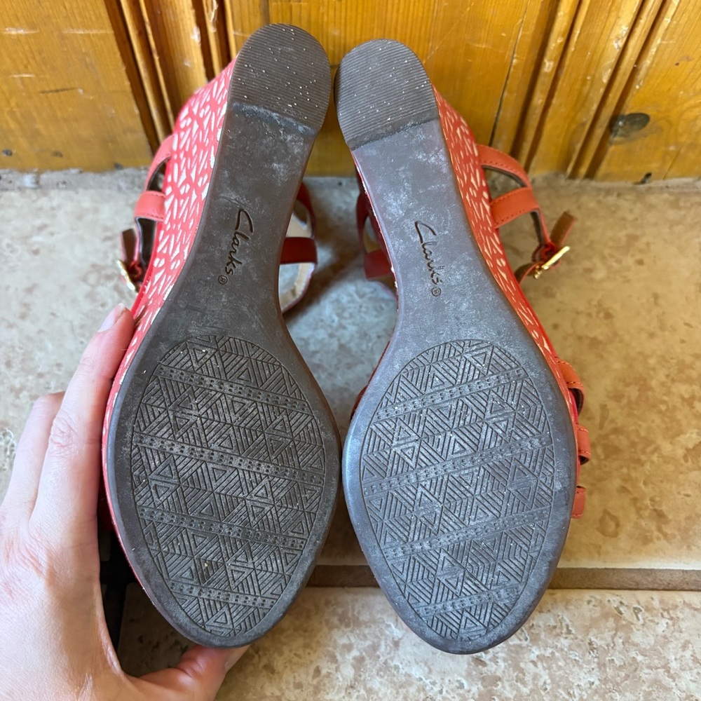 Clarks Pink Red Patterned Wedge Sandals - Picture 10 of 11